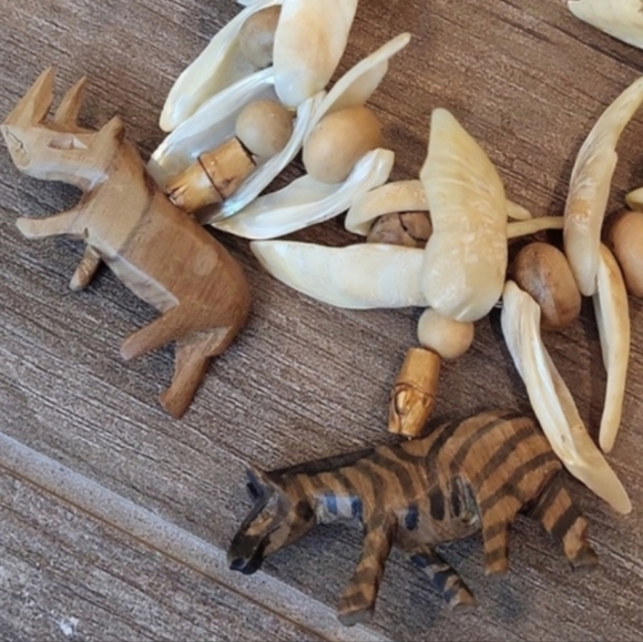 Vtg Wooden Safari Animals Beaded Leather Cord Tribal Necklace w/ Shell Detail - Picture 4 of 8